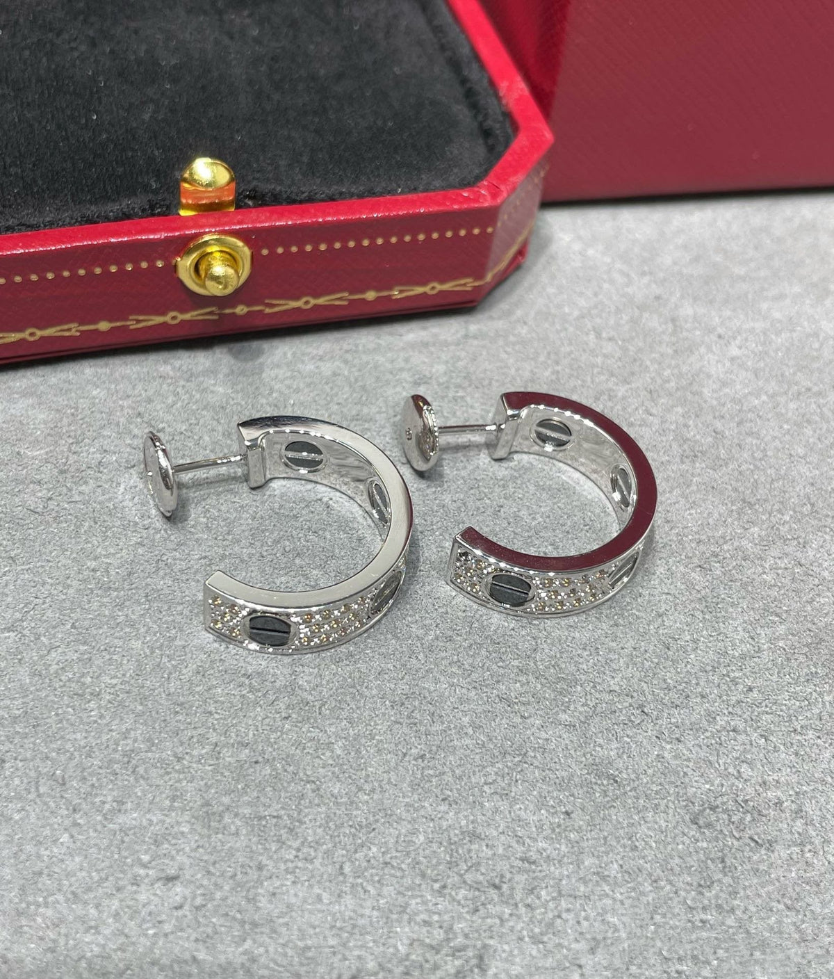 ¡®Aura Jewels¡¯LOVE CERAMIC DIAMOND PAVED SILVER EARRINGS