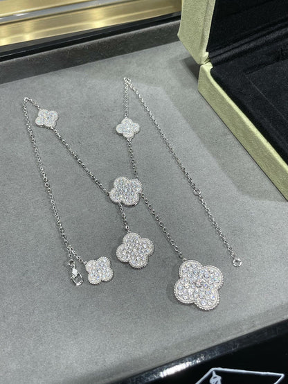 ¡®Aura Jewels¡¯CLOVER 6 MOTIF DIAMOND PAVED NECKLACE