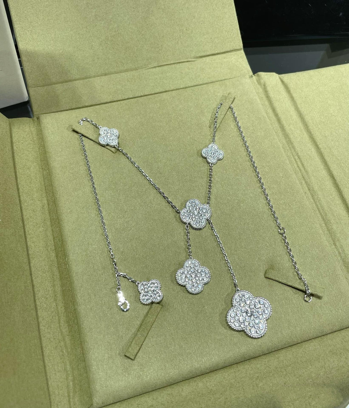 ¡®Aura Jewels¡¯CLOVER 6 MOTIF DIAMOND PAVED NECKLACE