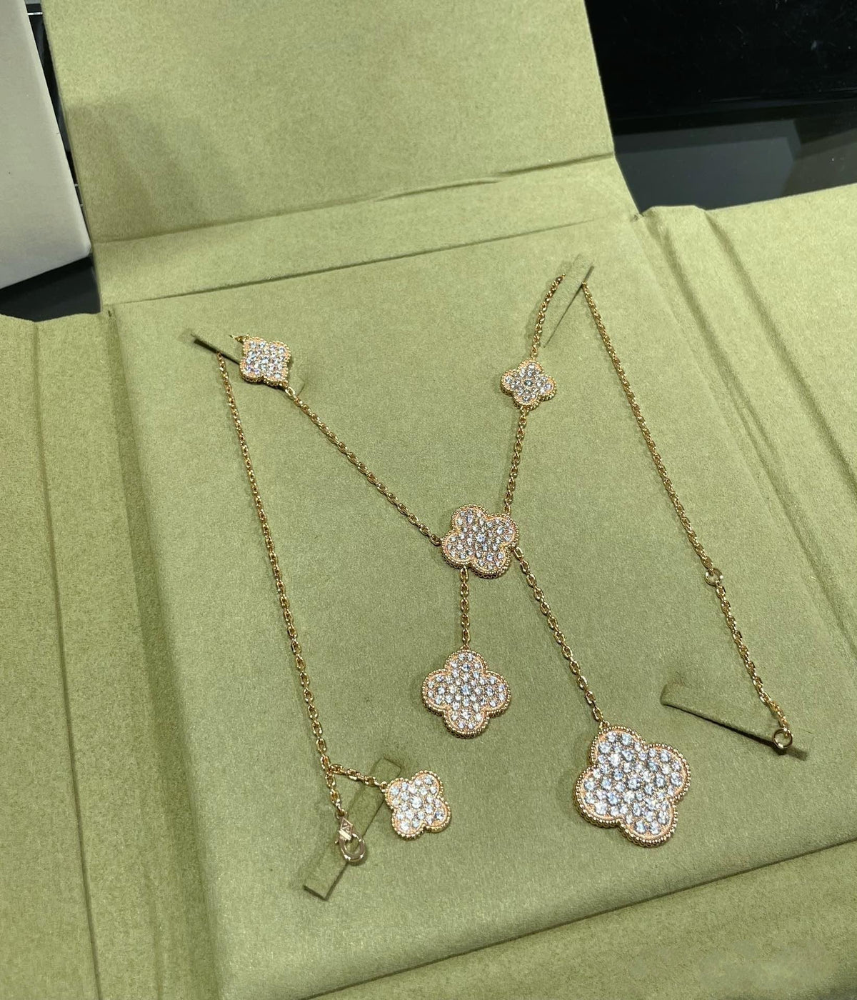 ¡®Aura Jewels¡¯CLOVER 6 MOTIF DIAMOND PAVED NECKLACE