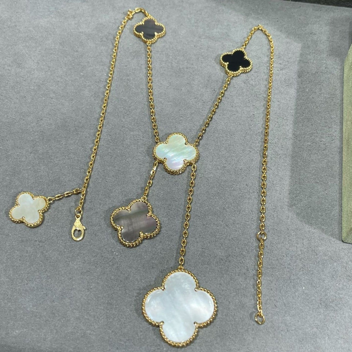 ¡®Aura Jewels¡¯CLOVER 6 MOTIF MOP ONYX GOLD NECKLACE