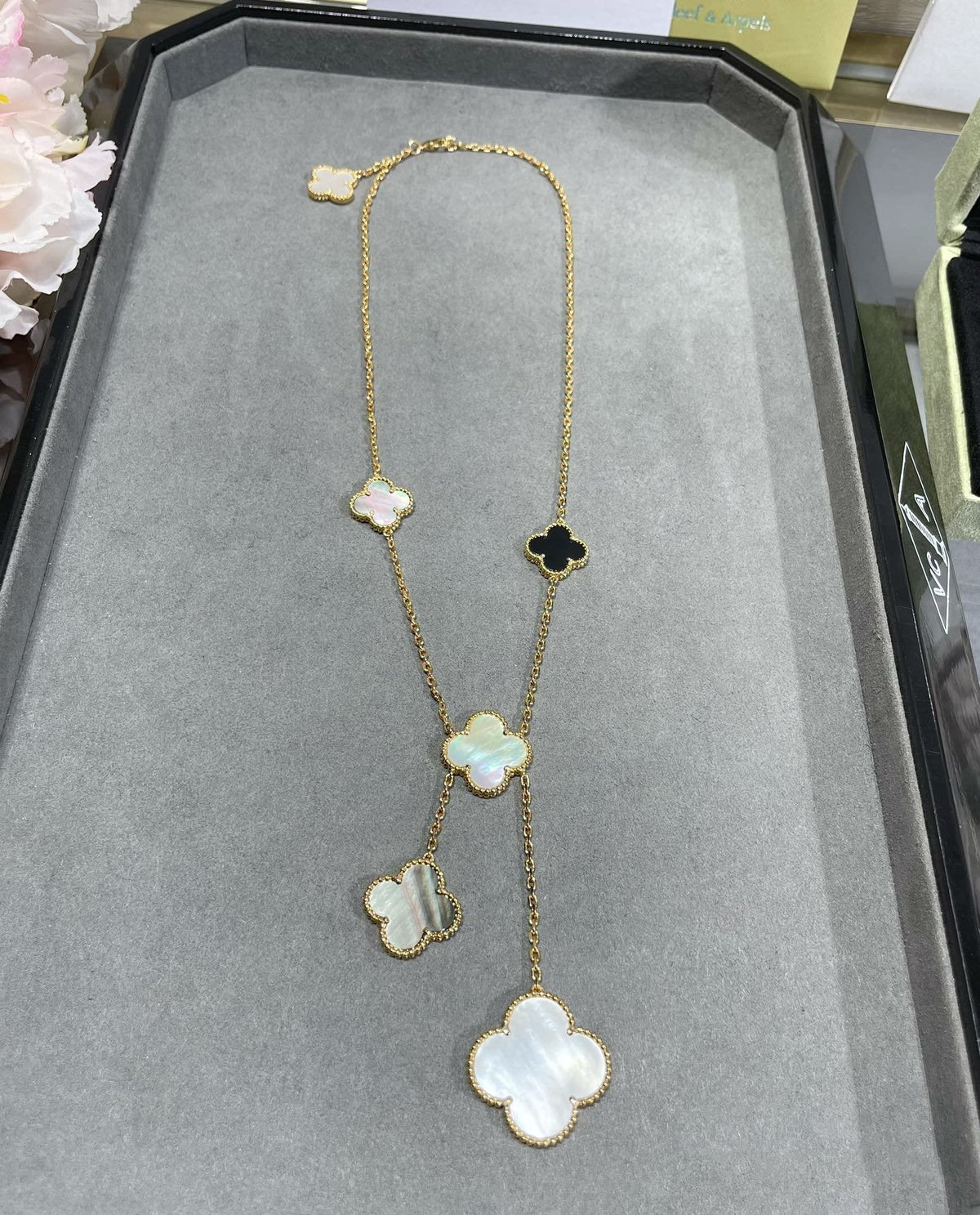¡®Aura Jewels¡¯CLOVER 6 MOTIF MOP ONYX GOLD NECKLACE