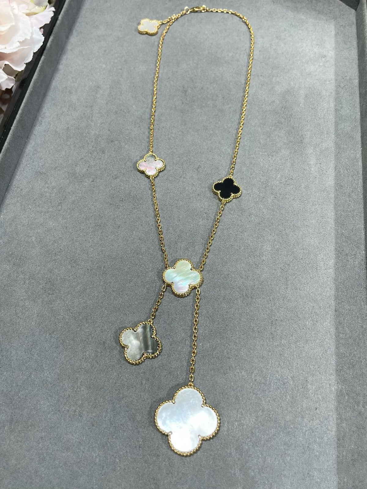 ¡®Aura Jewels¡¯CLOVER 6 MOTIF MOP ONYX GOLD NECKLACE