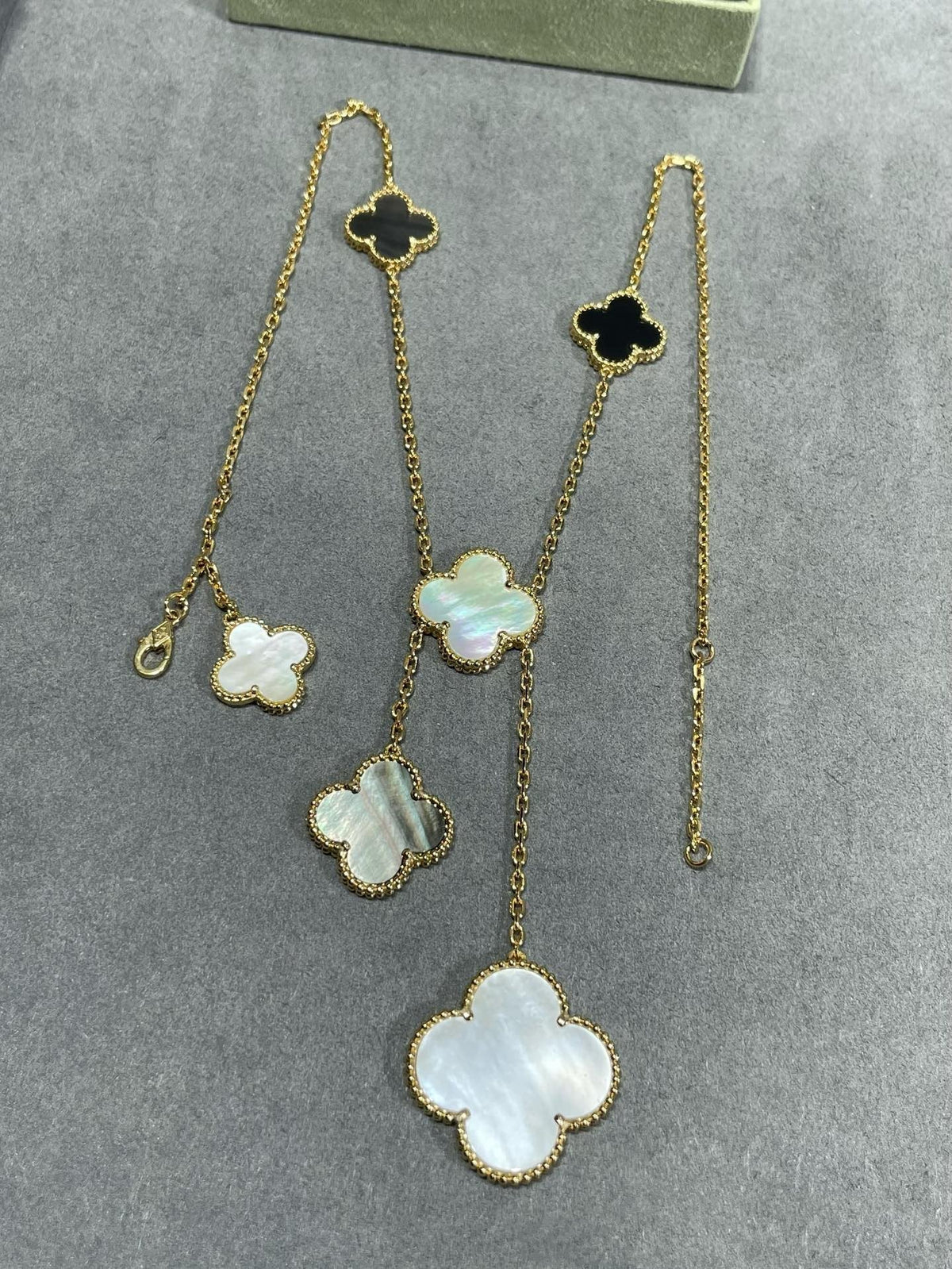 ¡®Aura Jewels¡¯CLOVER 6 MOTIF MOP ONYX GOLD NECKLACE