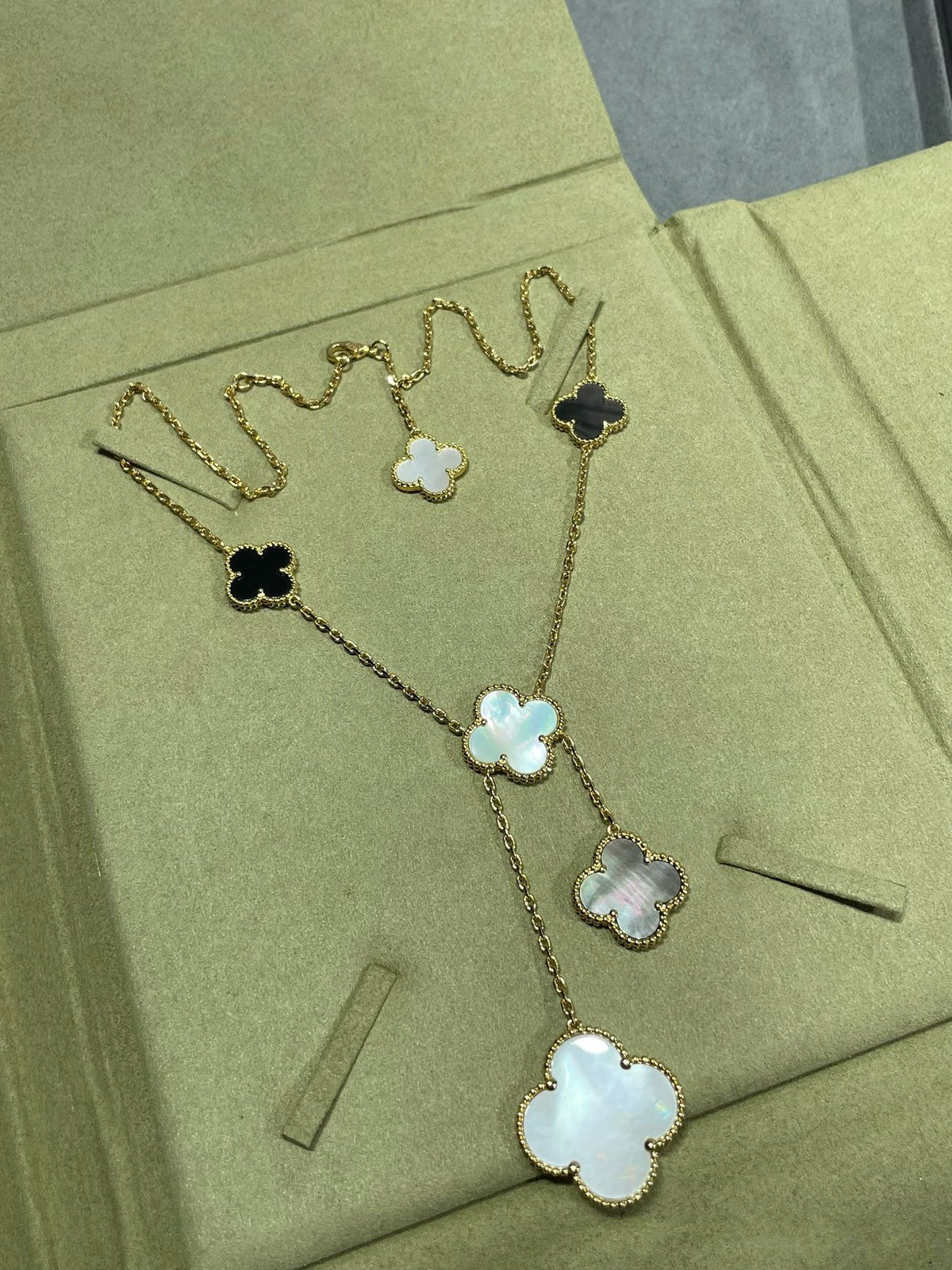 ¡®Aura Jewels¡¯CLOVER 6 MOTIF MOP ONYX GOLD NECKLACE