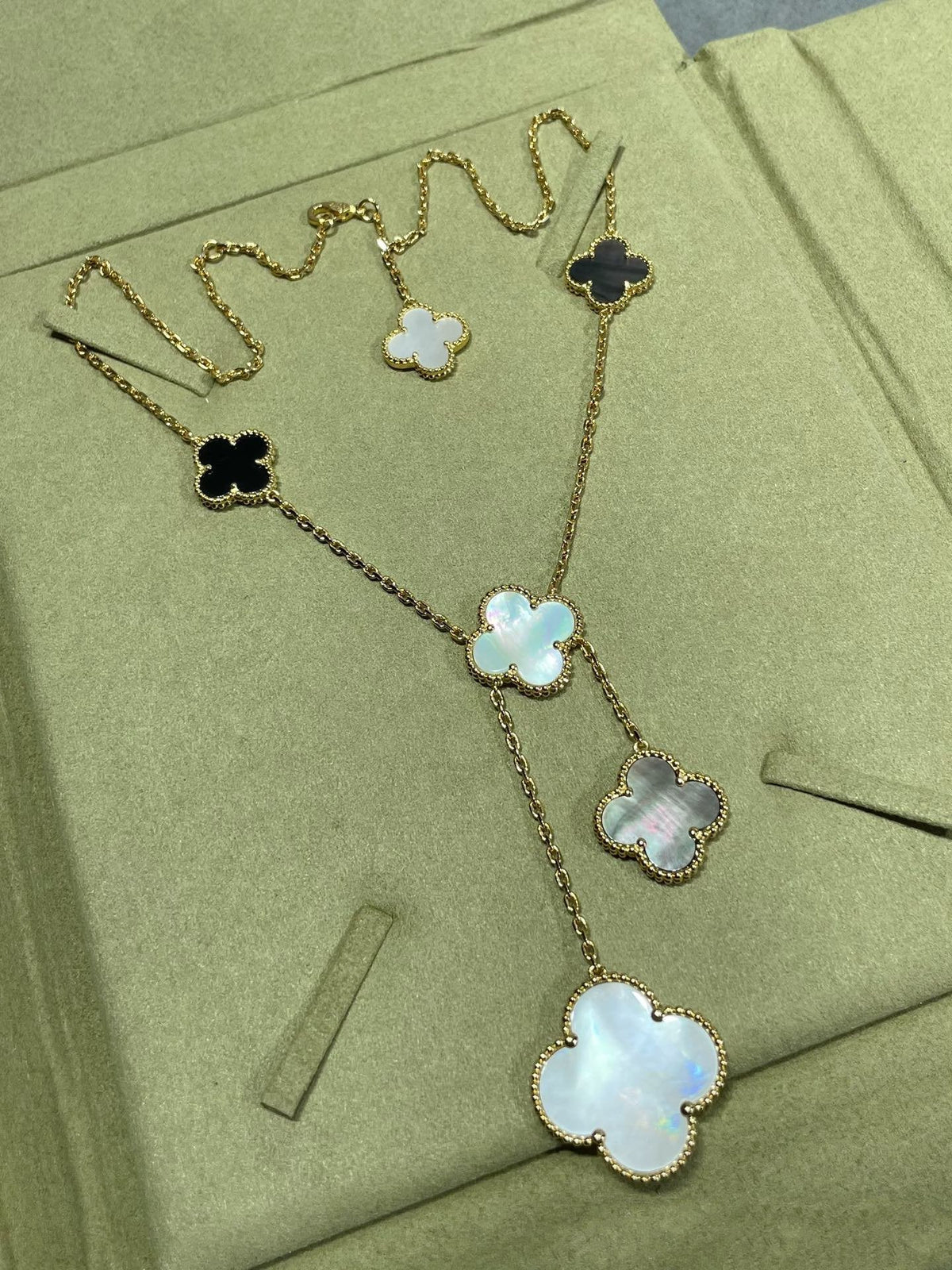 ¡®Aura Jewels¡¯CLOVER 6 MOTIF MOP ONYX GOLD NECKLACE