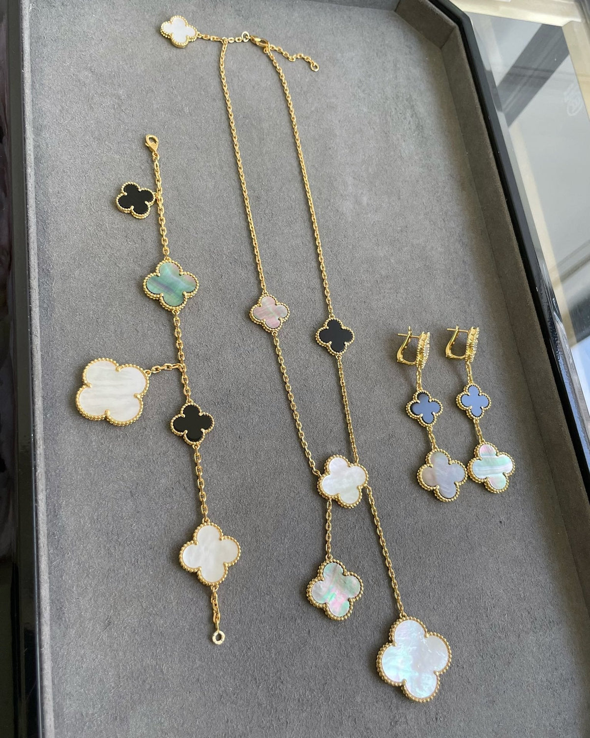 ¡®Aura Jewels¡¯CLOVER 3 MOTIF MOP ONYX DARK MOP PINK GOLD EARRINGS