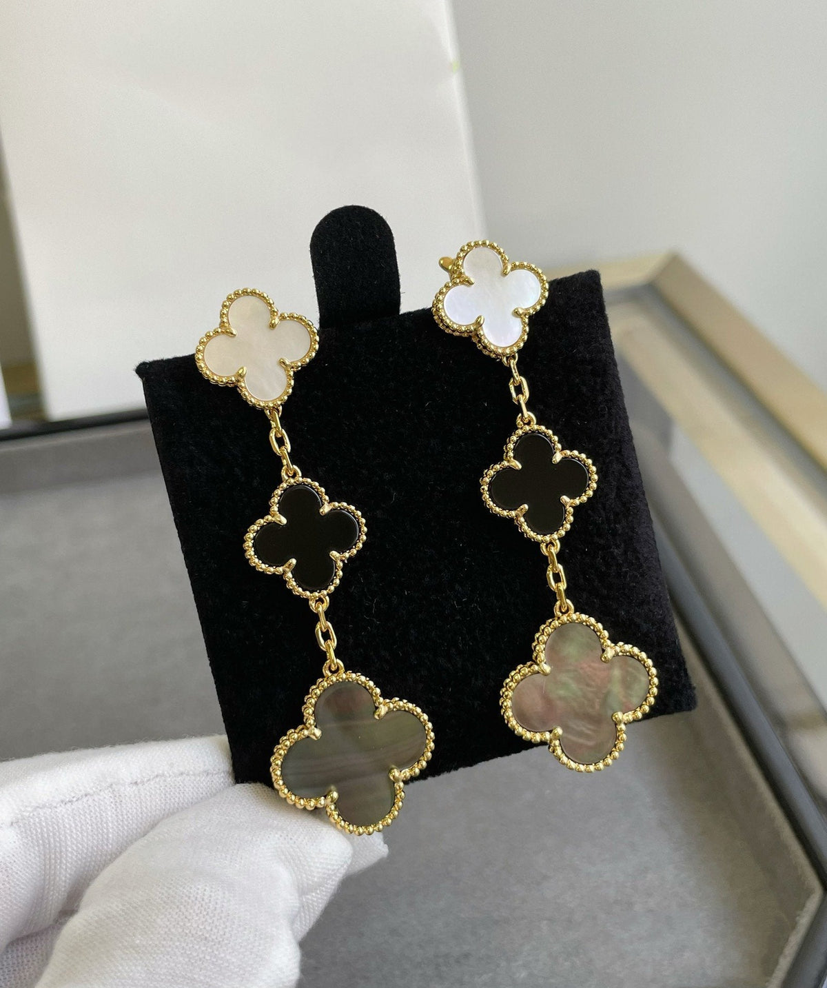 ¡®Aura Jewels¡¯CLOVER 3 MOTIF MOP ONYX DARK MOP PINK GOLD EARRINGS
