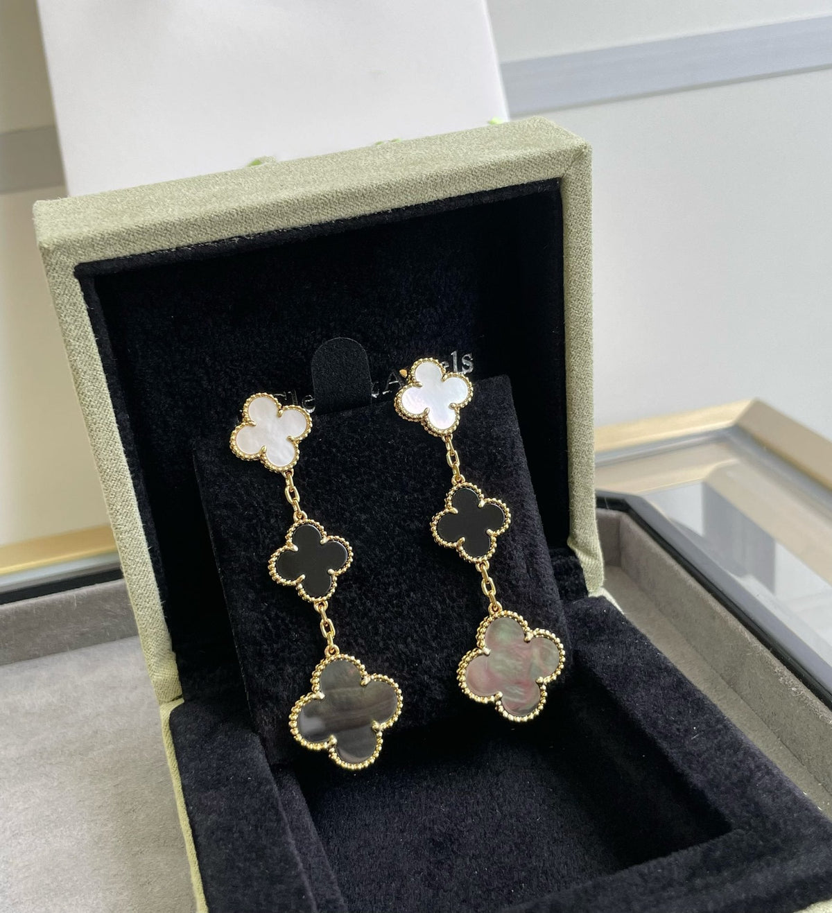 ¡®Aura Jewels¡¯CLOVER 3 MOTIF MOP ONYX DARK MOP PINK GOLD EARRINGS