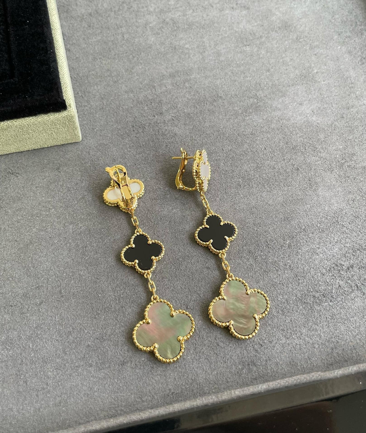 ¡®Aura Jewels¡¯CLOVER 3 MOTIF MOP ONYX DARK MOP PINK GOLD EARRINGS