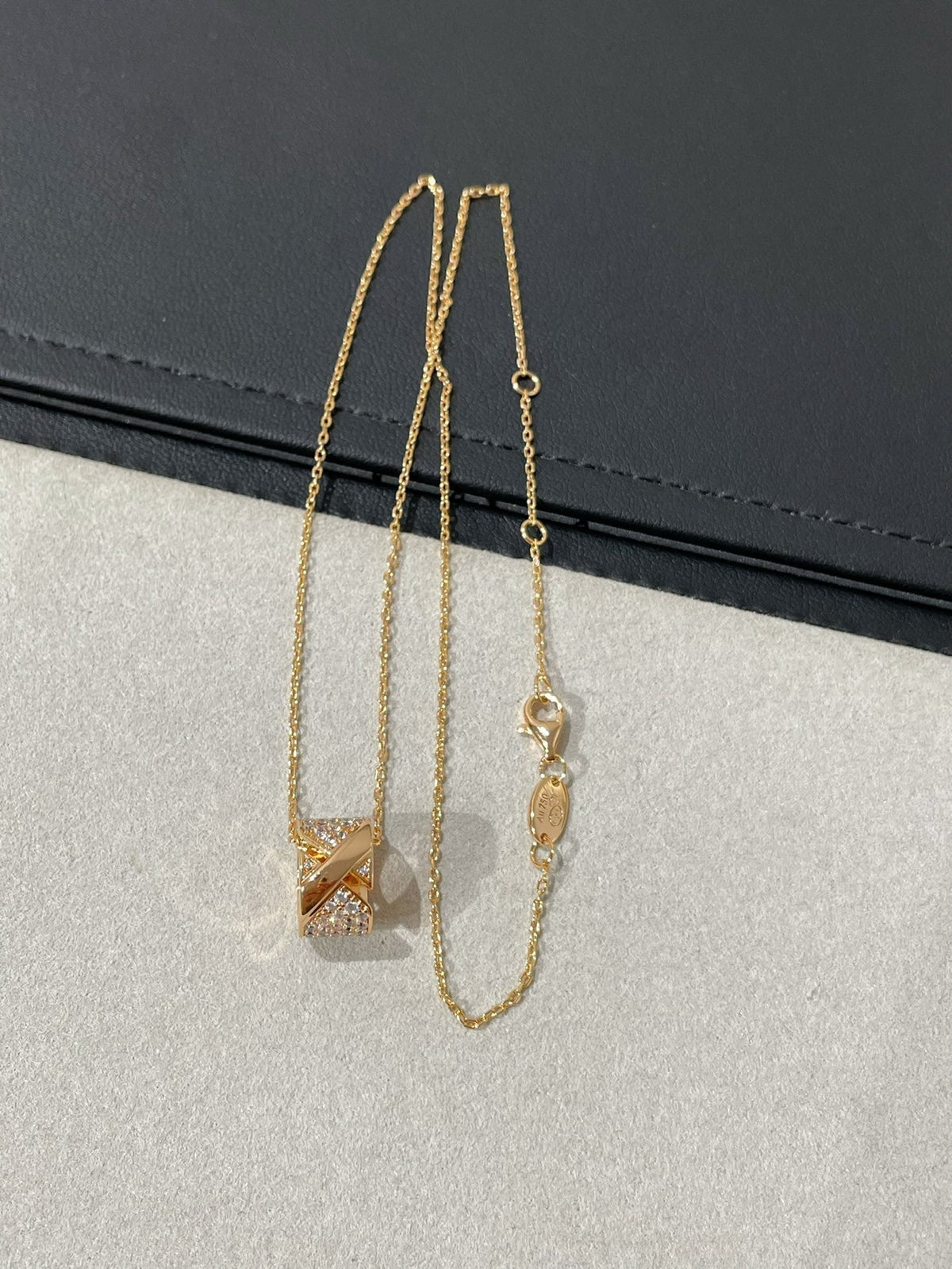 ¡®Aura Jewels¡¯LIENS EVIDENCE DIAMOND PAVED NECKLACE