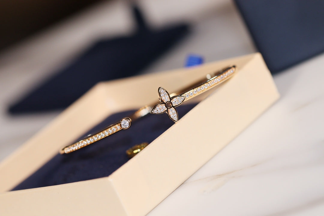 ¡®Aura Jewels¡¯IDYLLE GOLD OPEN BRACELET DIAMOND PAVED