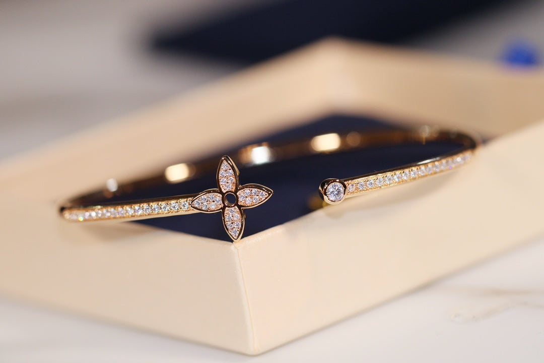 ¡®Aura Jewels¡¯IDYLLE GOLD OPEN BRACELET DIAMOND PAVED