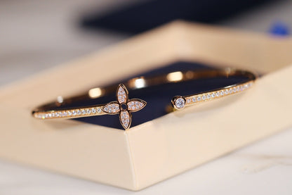 ¡®Aura Jewels¡¯IDYLLE GOLD OPEN BRACELET DIAMOND PAVED
