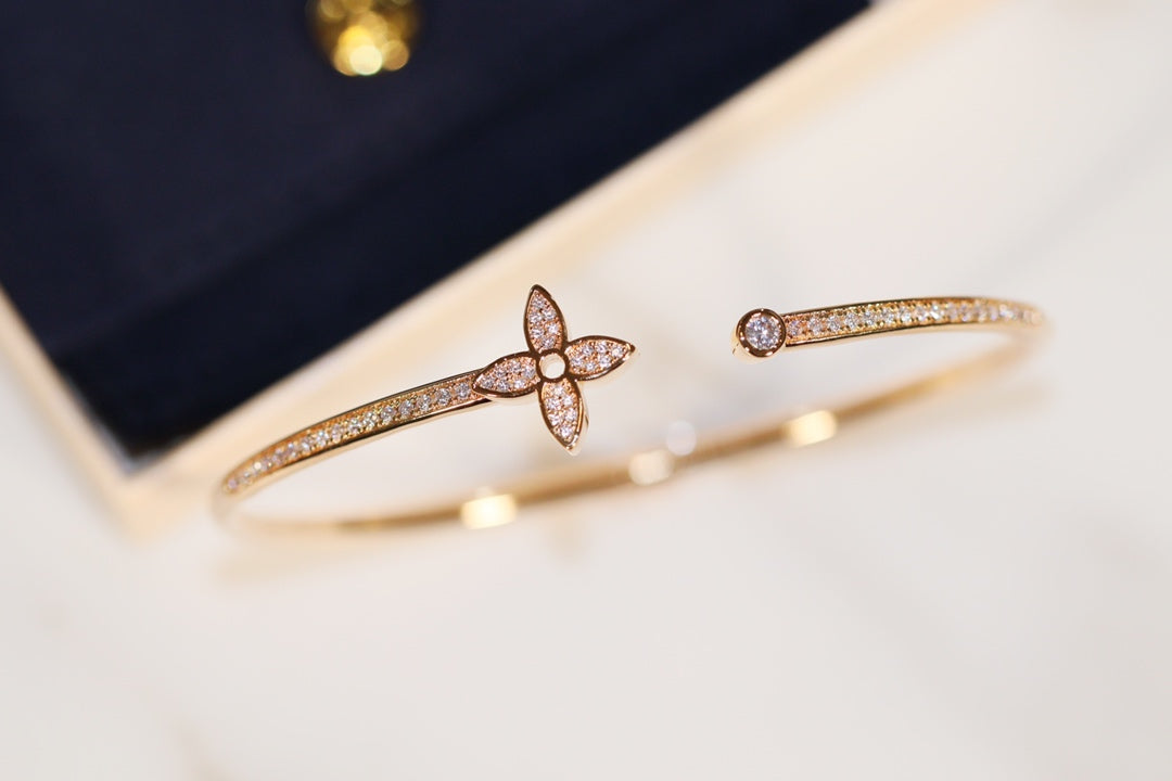 ¡®Aura Jewels¡¯IDYLLE GOLD OPEN BRACELET DIAMOND PAVED