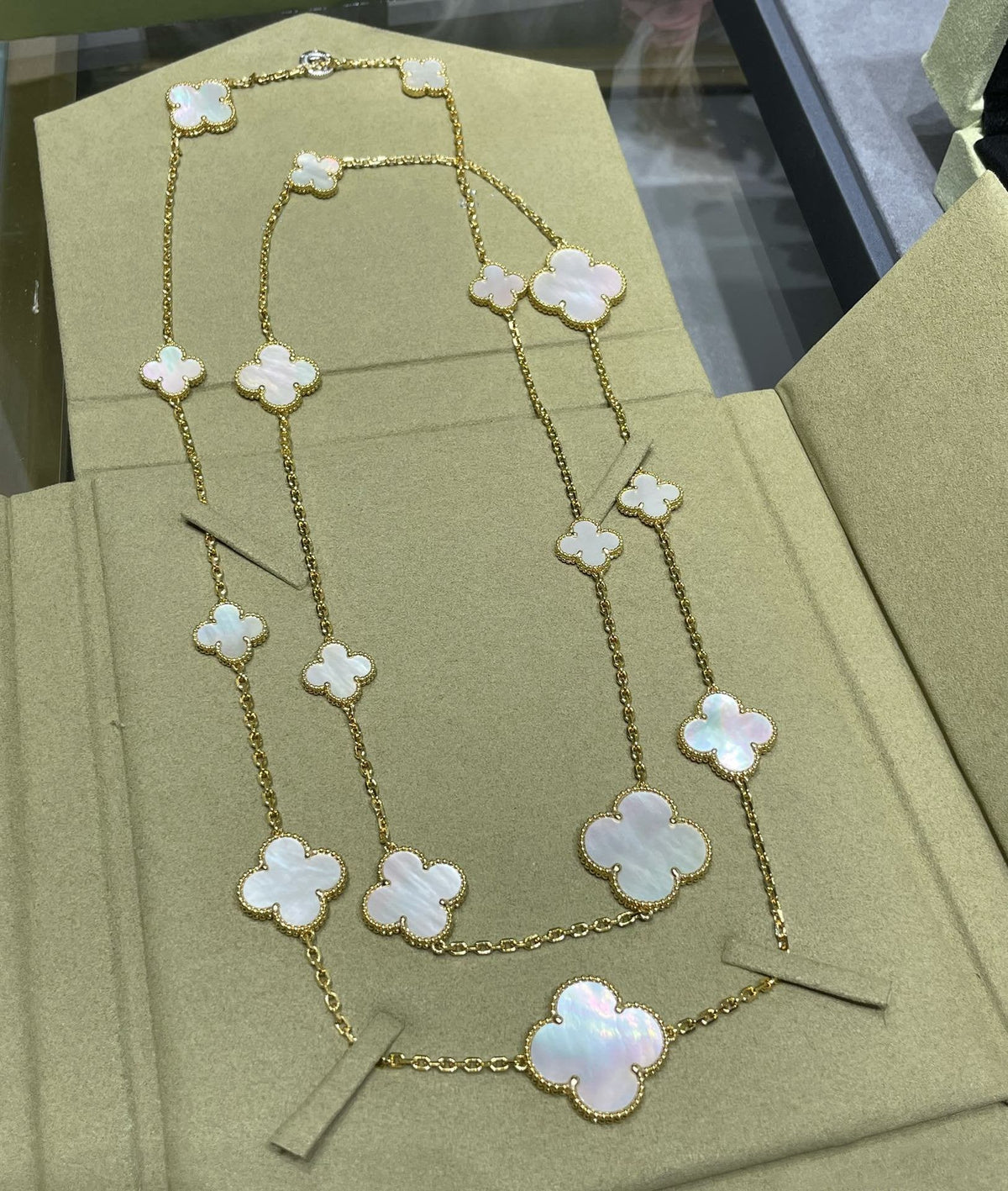 ¡®Aura Jewels¡¯CLOVER 16 MOTIF WHITE MOP GOLD NECKLACE