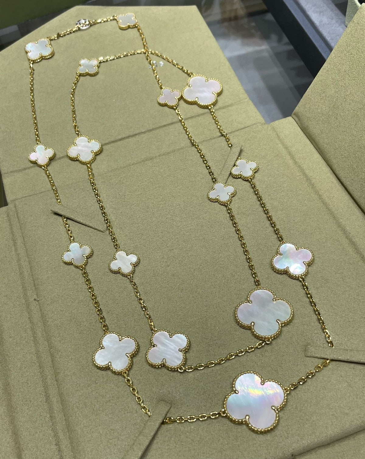 ¡®Aura Jewels¡¯CLOVER 16 MOTIF WHITE MOP GOLD NECKLACE
