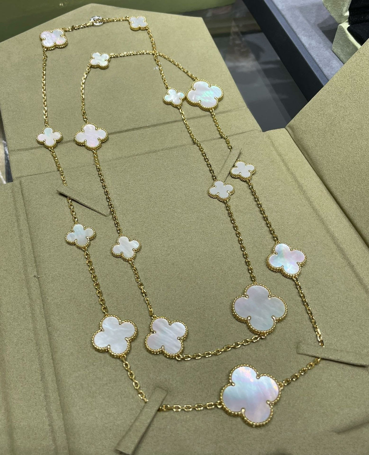 ¡®Aura Jewels¡¯CLOVER 16 MOTIF WHITE MOP GOLD NECKLACE