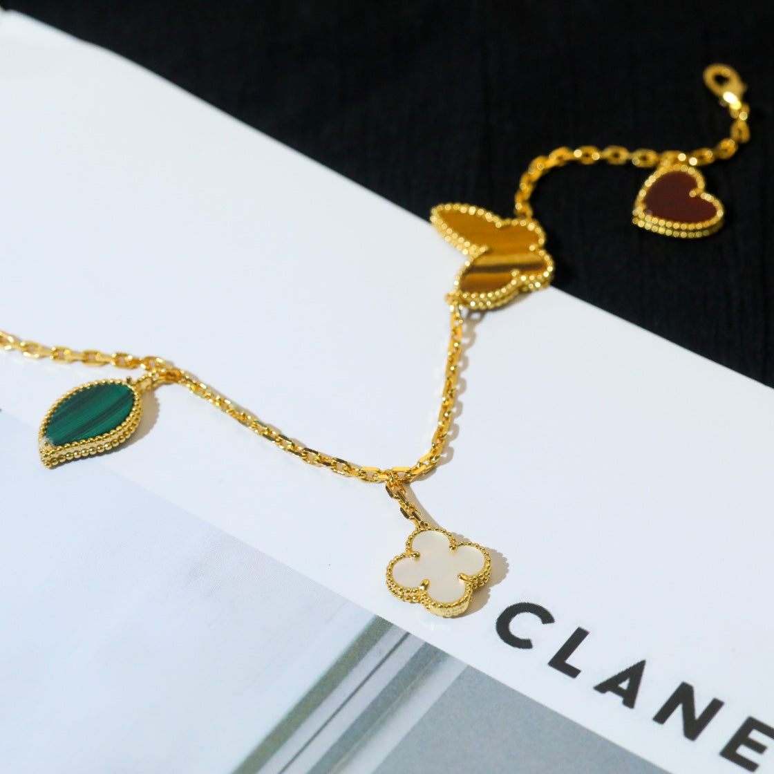 ¡®Aura Jewels¡¯LUCKY SPRING 5 MOTIF GOLD BRACELET