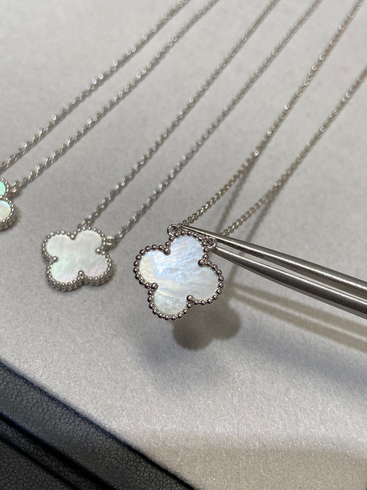 ¡®Aura Jewels¡¯CLOVER MEDIUM SILVER WHITE MOP NECKLACE