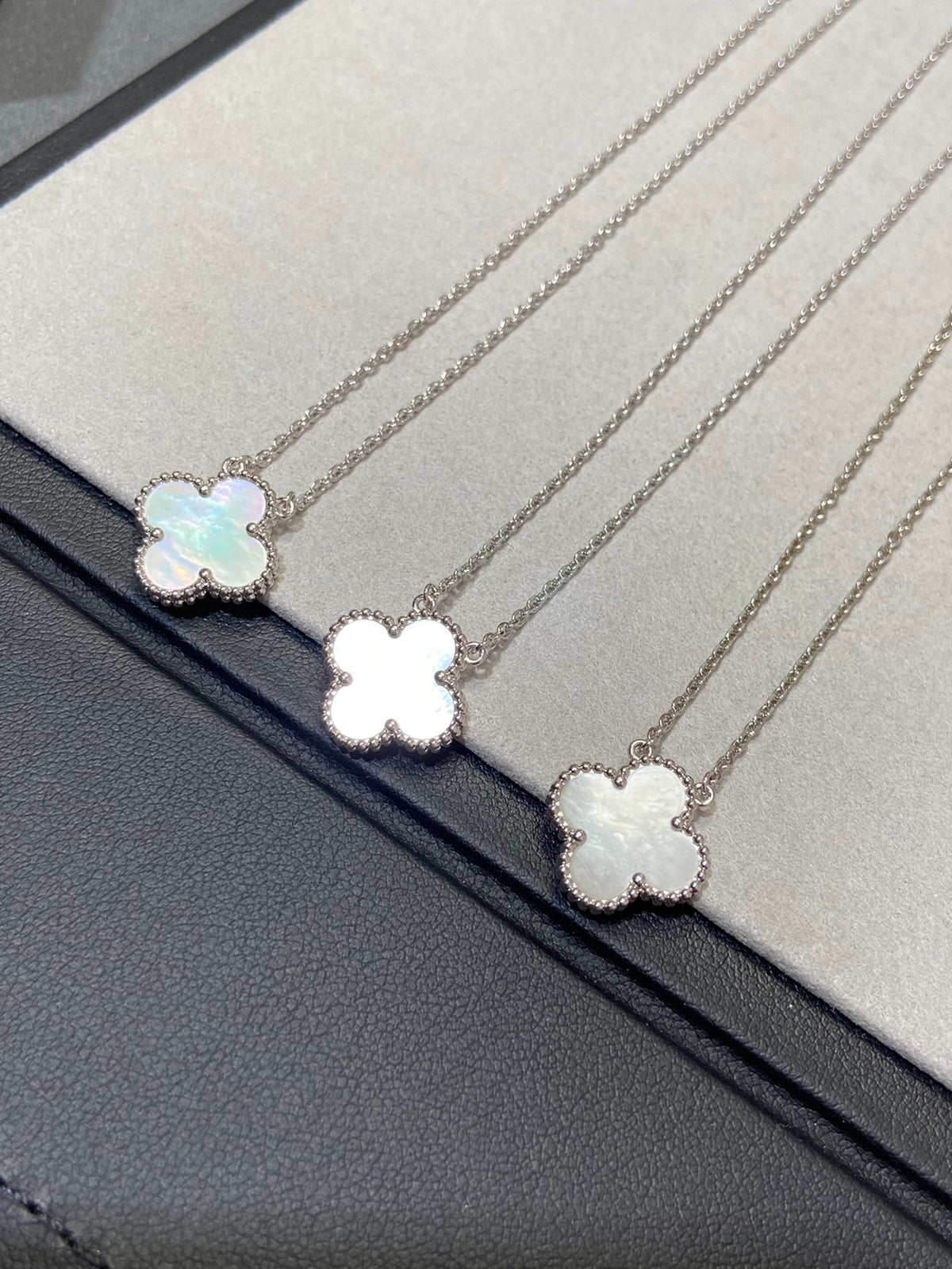 ¡®Aura Jewels¡¯CLOVER MEDIUM SILVER WHITE MOP NECKLACE