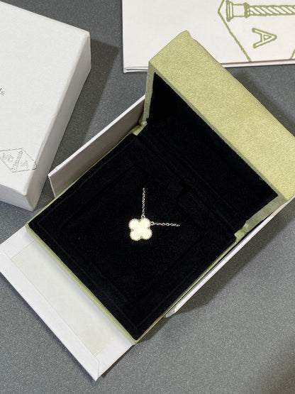 ¡®Aura Jewels¡¯CLOVER MEDIUM SILVER WHITE MOP NECKLACE