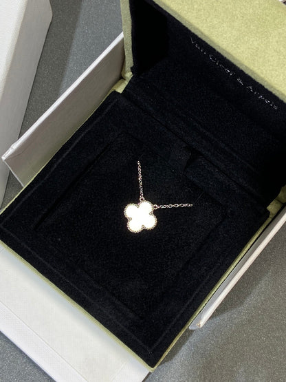 ¡®Aura Jewels¡¯CLOVER MEDIUM SILVER WHITE MOP NECKLACE