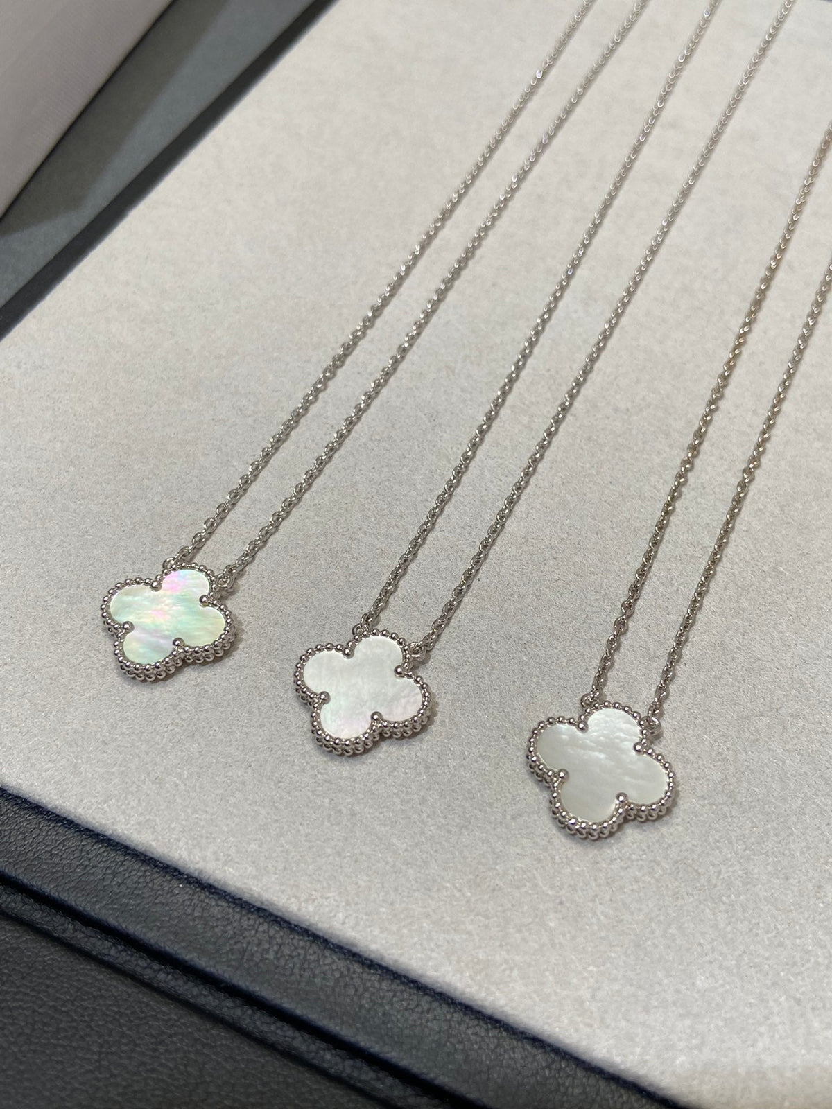 ¡®Aura Jewels¡¯CLOVER MEDIUM SILVER WHITE MOP NECKLACE