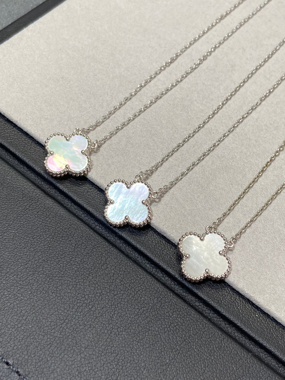 ¡®Aura Jewels¡¯CLOVER MEDIUM SILVER WHITE MOP NECKLACE