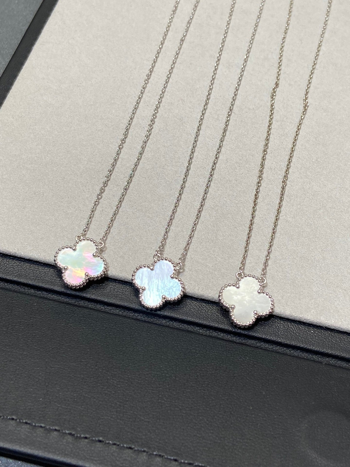 ¡®Aura Jewels¡¯CLOVER MEDIUM SILVER WHITE MOP NECKLACE