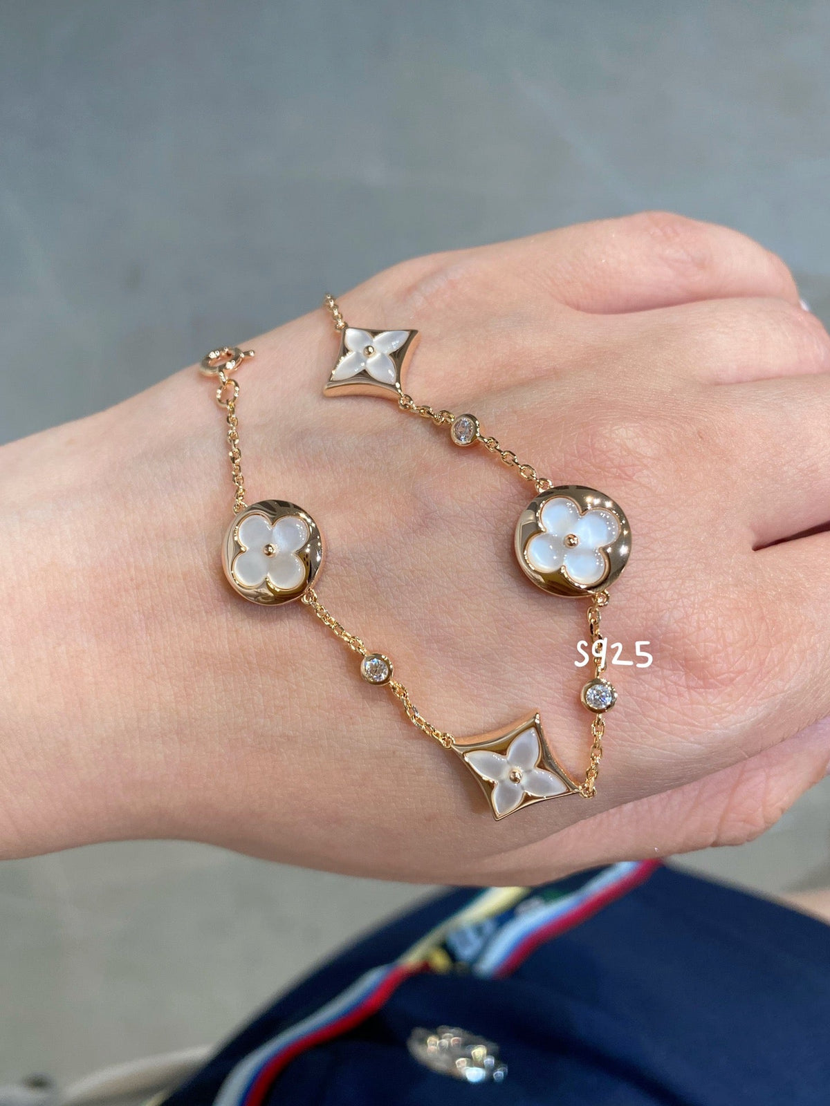 ¡®Aura Jewels¡¯STAR AND SUN 4 MOTIF WHITE MOP PINK GOLD BRACELET