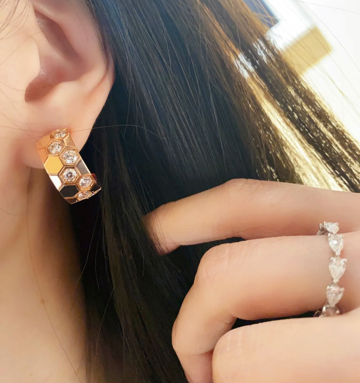 ¡®Aura Jewels¡¯BEE LOVE DIAMOND HOOP EARRINGS