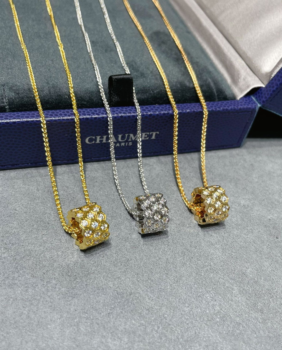 ¡®Aura Jewels¡¯BEE LOVE DIAMOND PAVED 3 ROW NECKLACE