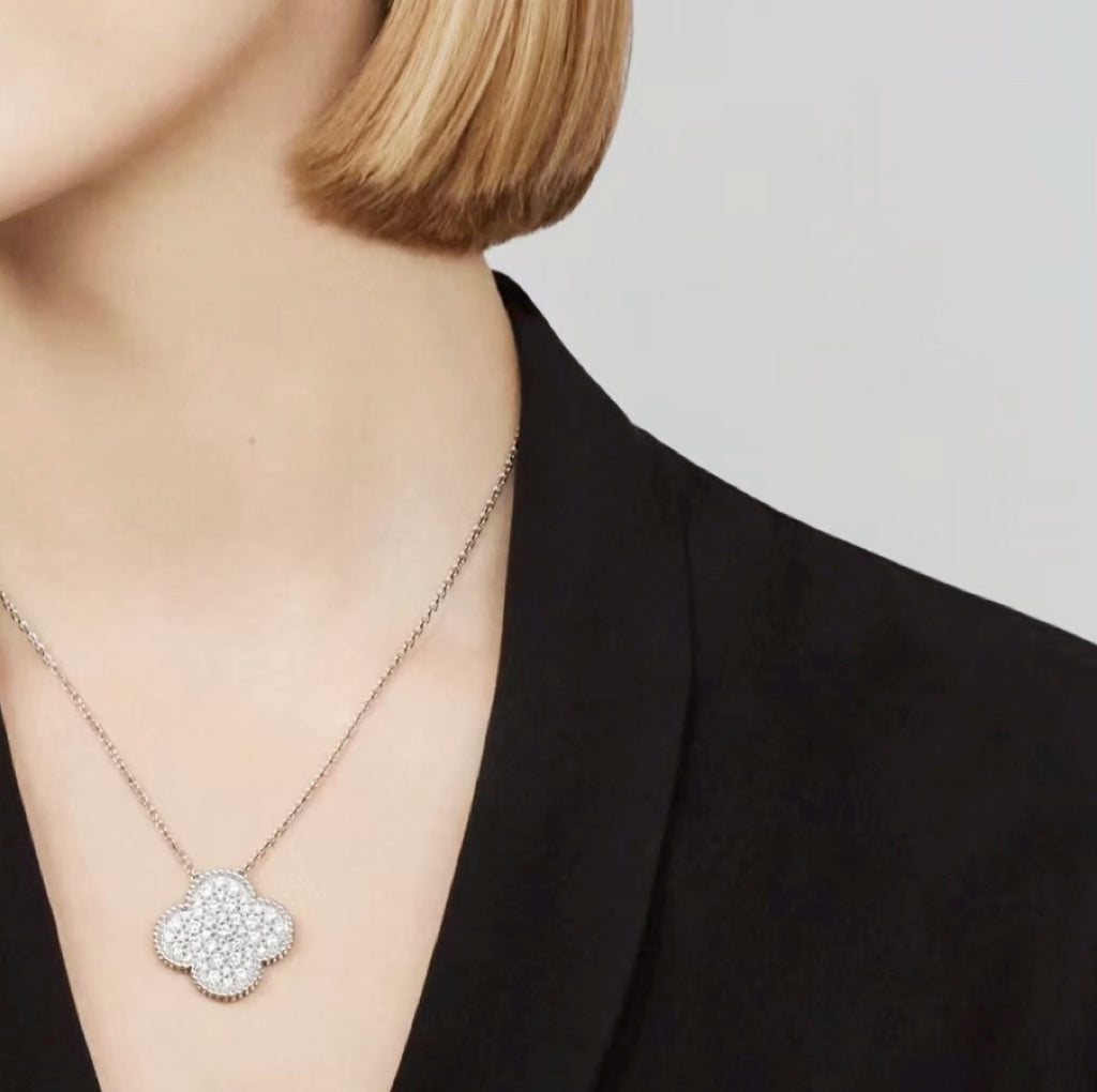 ¡®Aura Jewels¡¯CLOVER 25MM LARGE PENDANT DIAMOND PAVED SILVER NECKLACE