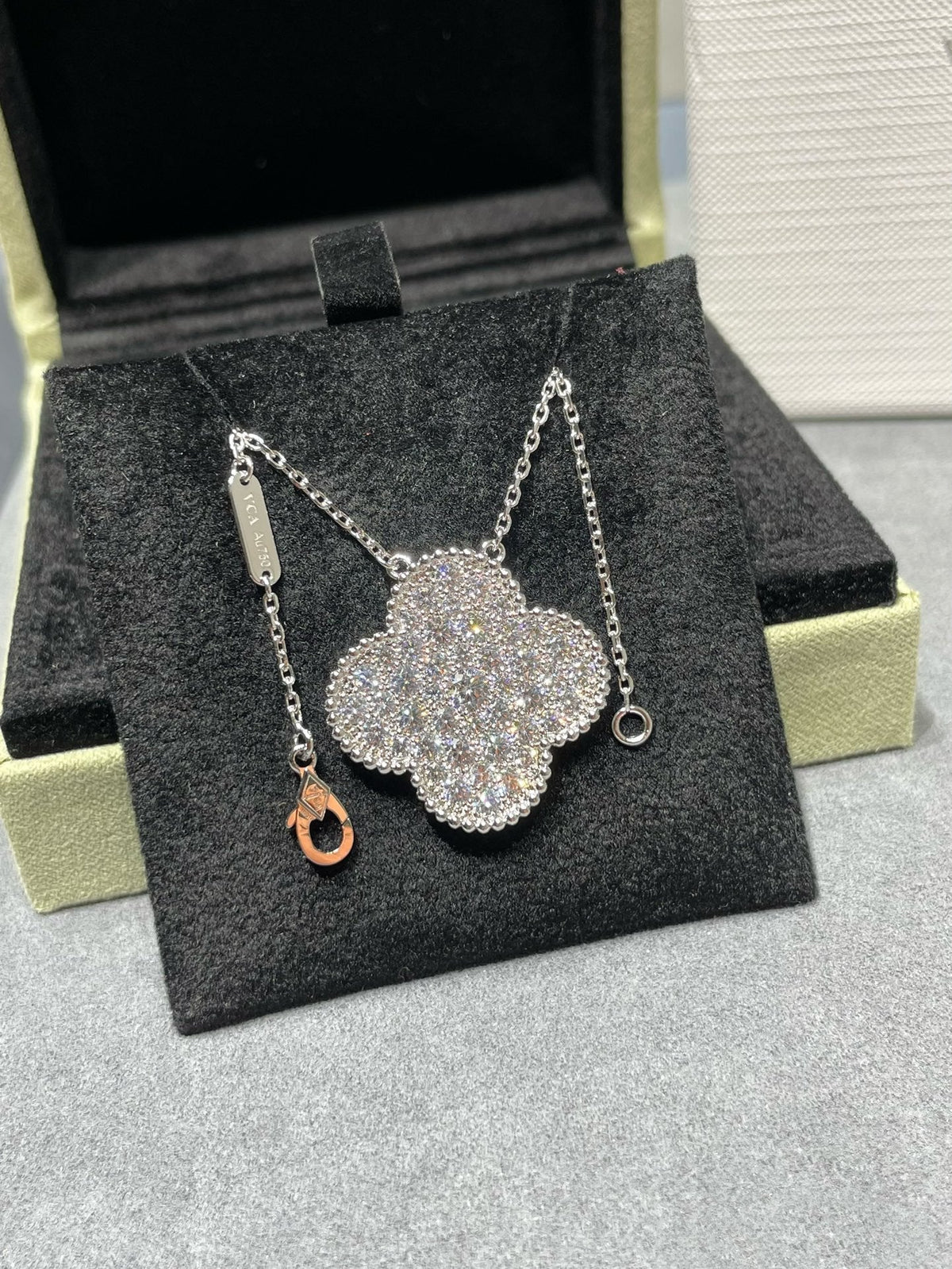 ¡®Aura Jewels¡¯CLOVER 25MM LARGE PENDANT DIAMOND PAVED SILVER NECKLACE