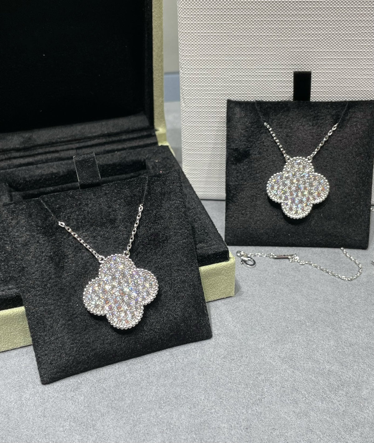 ¡®Aura Jewels¡¯CLOVER 25MM LARGE PENDANT DIAMOND PAVED SILVER NECKLACE