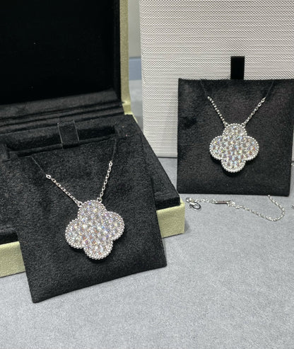 ¡®Aura Jewels¡¯CLOVER 25MM LARGE PENDANT DIAMOND PAVED SILVER NECKLACE