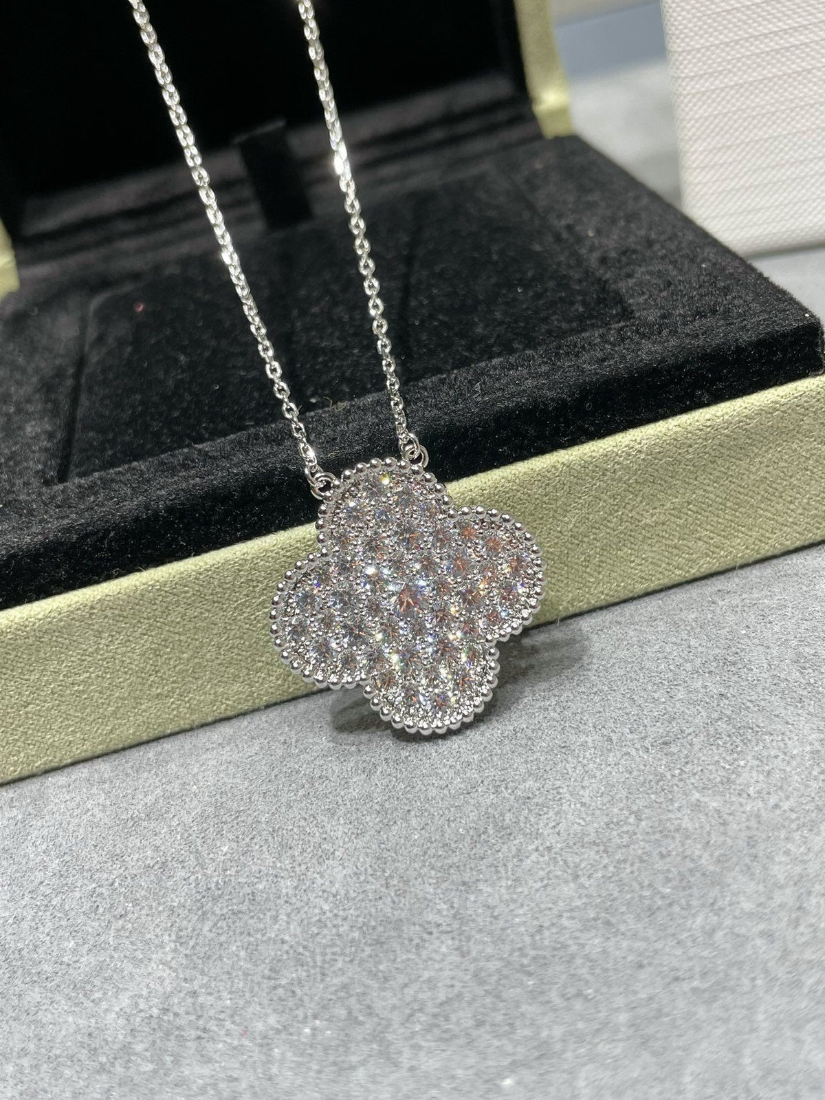 ¡®Aura Jewels¡¯CLOVER 25MM LARGE PENDANT DIAMOND PAVED SILVER NECKLACE