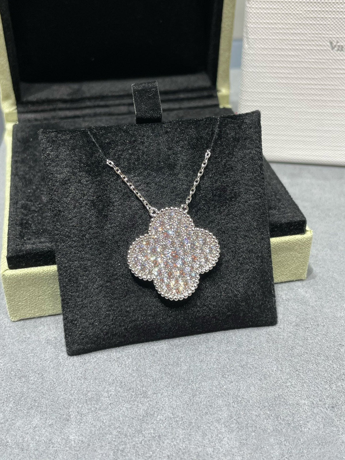 ¡®Aura Jewels¡¯CLOVER 25MM LARGE PENDANT DIAMOND PAVED SILVER NECKLACE