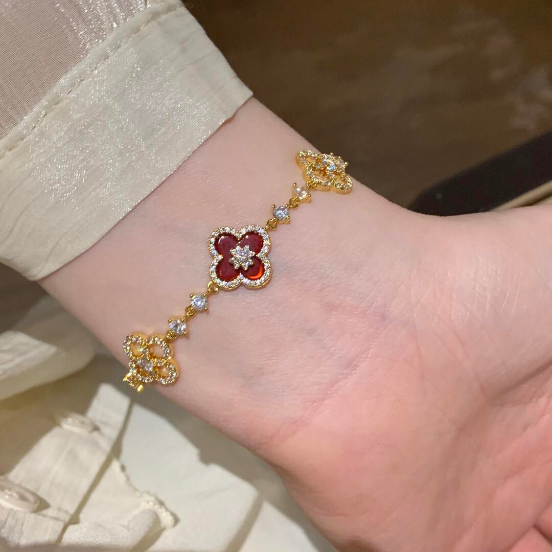 ¡®Aura Jewels¡¯CLOVER 5 MOTIF PINK BLUE RED WHITE BRACELET