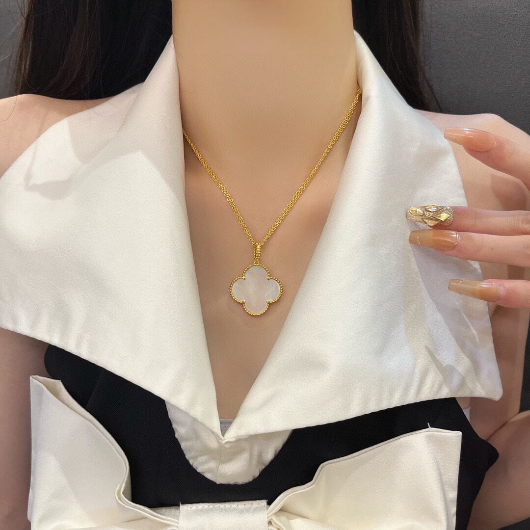 ¡®Aura Jewels¡¯CLOVER 25MM MOP LARGE PENDANT NECKLACE