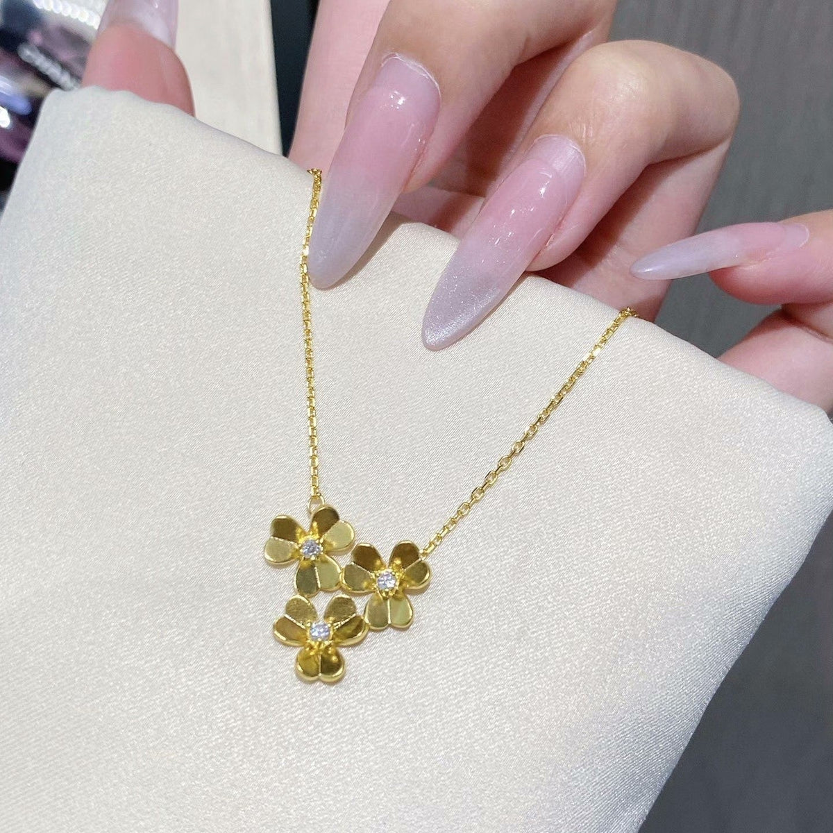 ¡®Aura Jewels¡¯FRIVOLE ROSE GOLD FLOWER DIAMOND NECKLACE