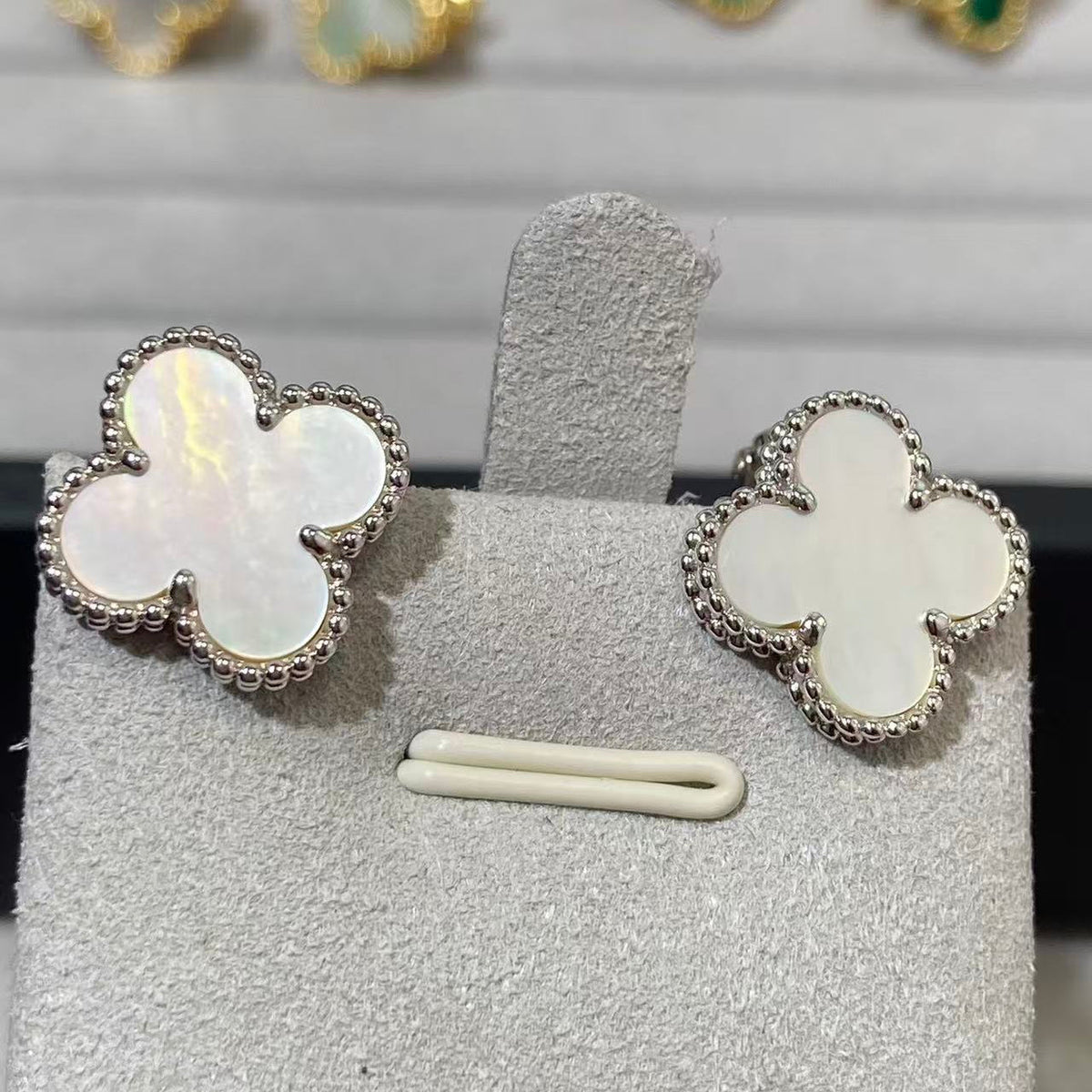 [Aura Jewels] CLOVER LARGE (20mm) 1 MOTIFS WHITE MOP STUD EARRINGS