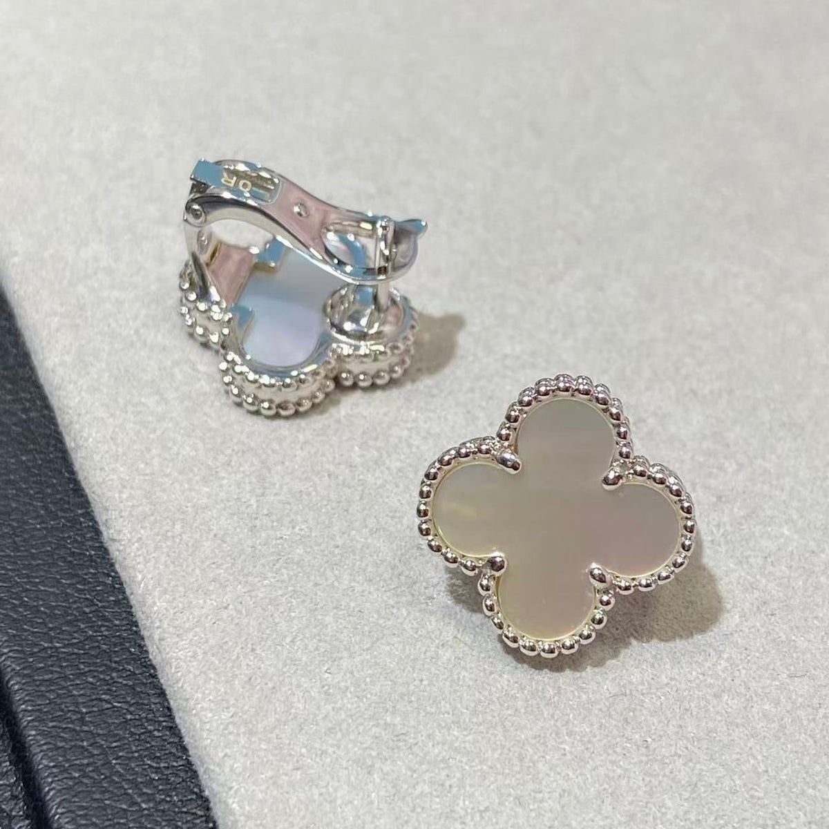 [Aura Jewels] CLOVER LARGE (20mm) 1 MOTIFS WHITE MOP STUD EARRINGS