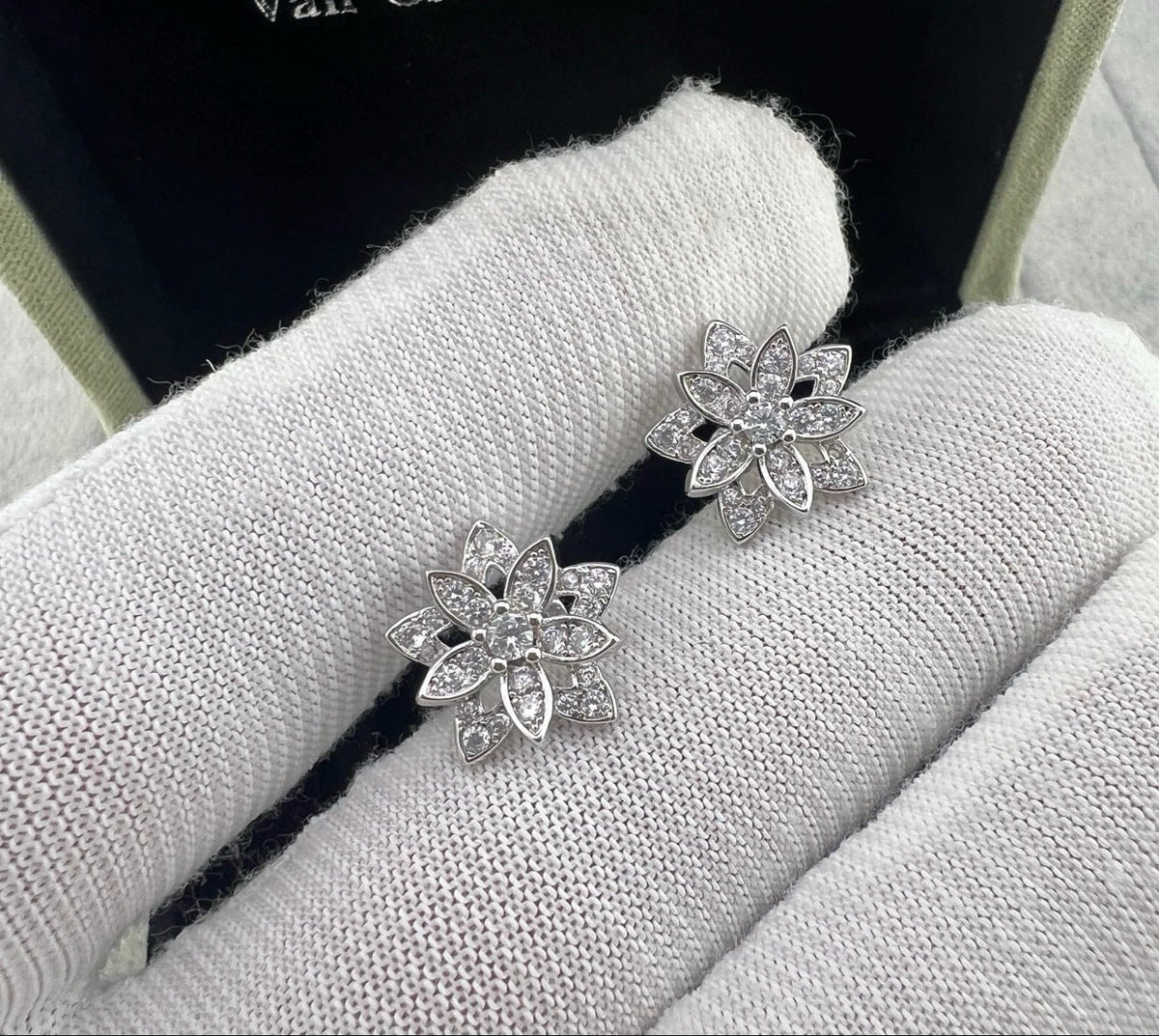 [Aura Jewels] Full Diamond Hollow Lotus Necklace Set