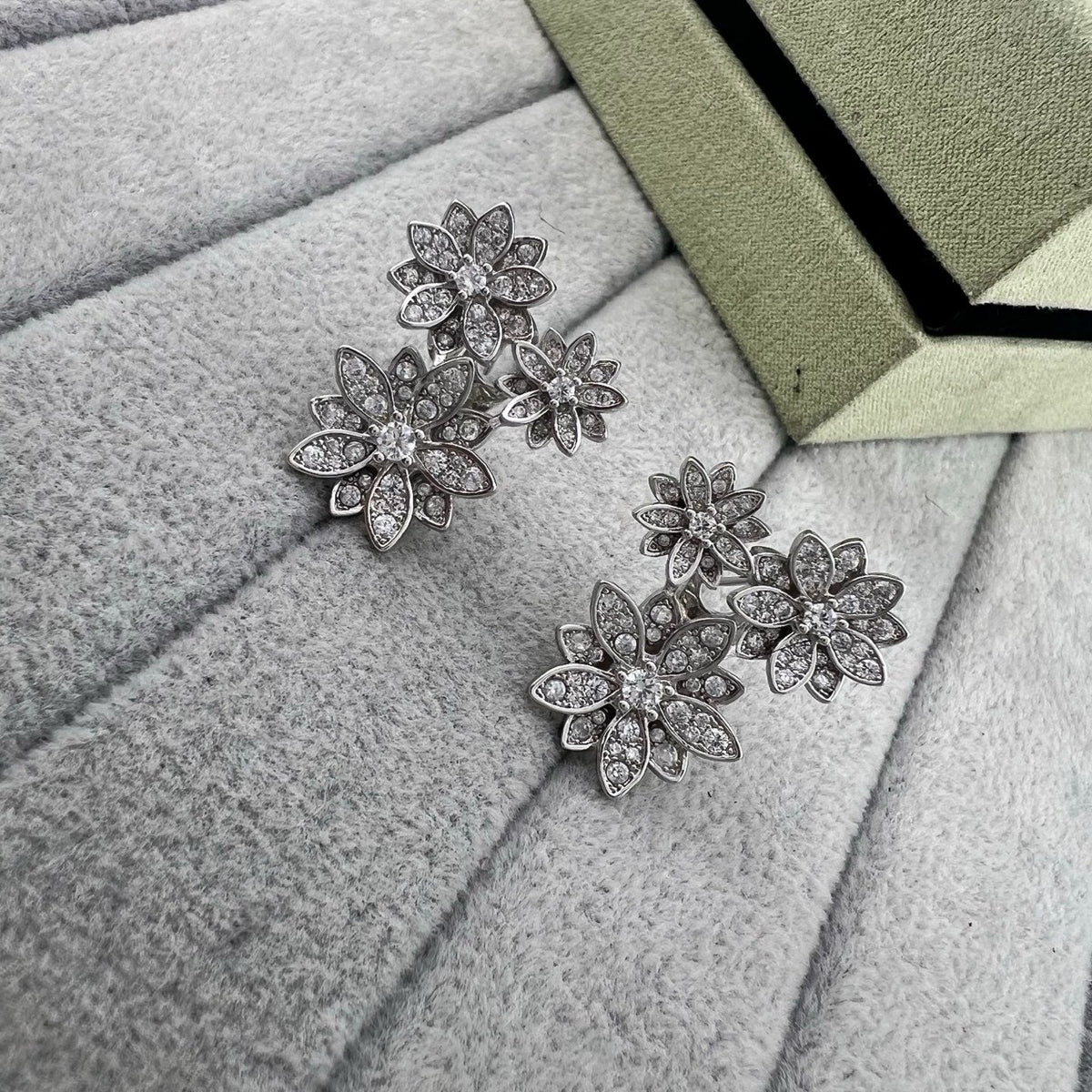 [Aura Jewels] Full Diamond Hollow Lotus Necklace Set