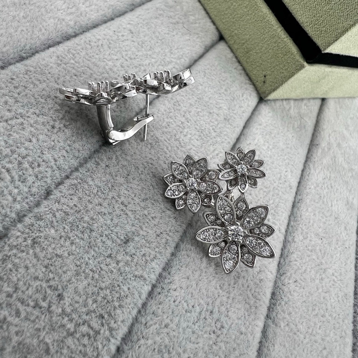 [Aura Jewels] Full Diamond Hollow Lotus Necklace Set