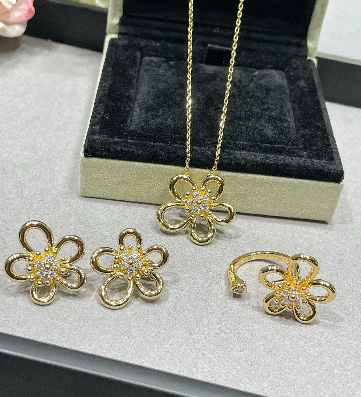 [Aura Jewels] Flower Jewelry Set with Diamond Center