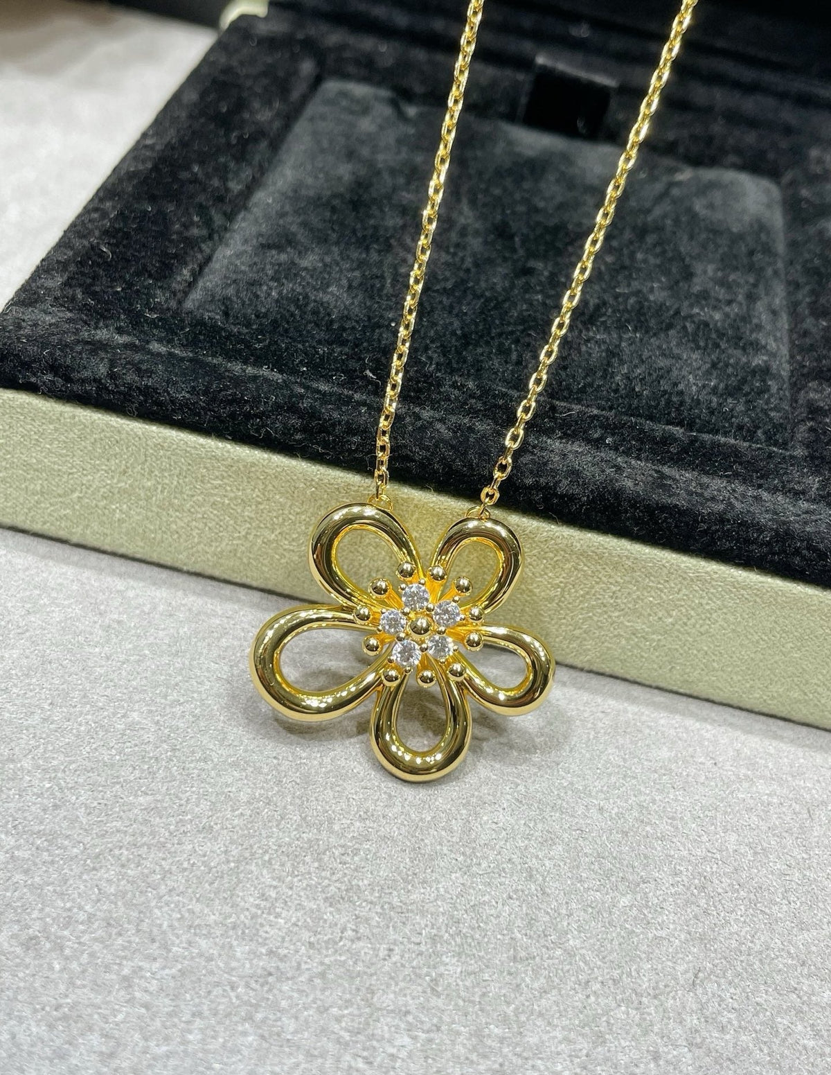 [Aura Jewels] Flower Jewelry Set with Diamond Center