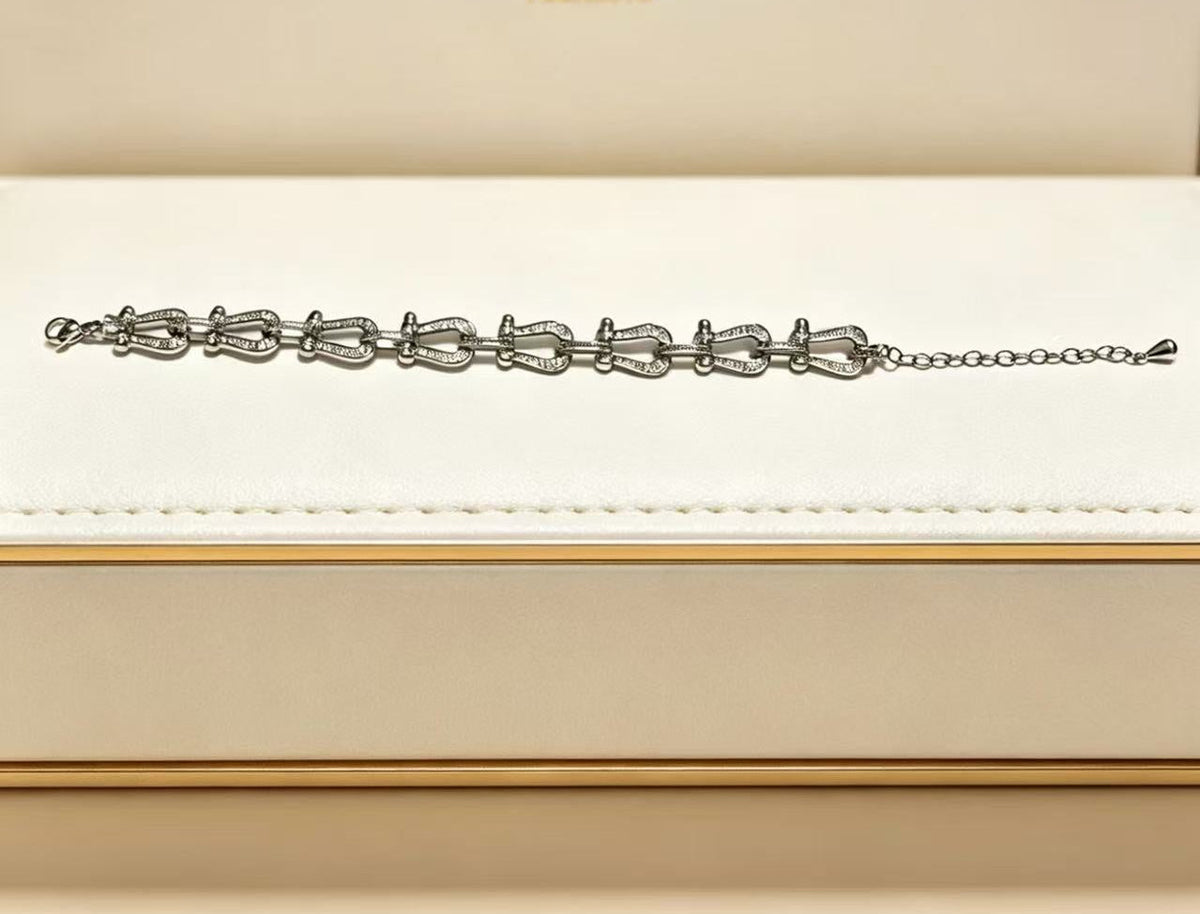 ¡®Aura JewelsDiamond-studded Horseshoe Bracelet